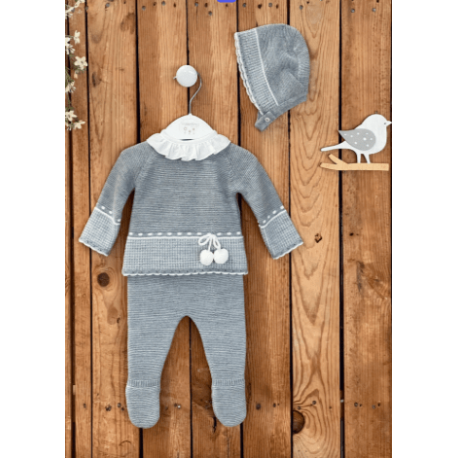 CONJUNTO 3PZAS PRIMERA PUESTA GRIS POMPONES BLANCOS