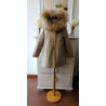 ABRIGO ACHAROLADO ARENA CON CAPUCHA PELO NATURAL