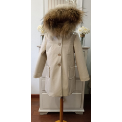 ABRIGO ACHAROLADO MARFIL CON CAPUCHA PELO NATURAL